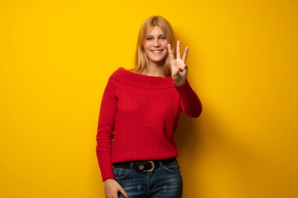 woman holding 3 fingers up depicting 3 reasons for furnace rust